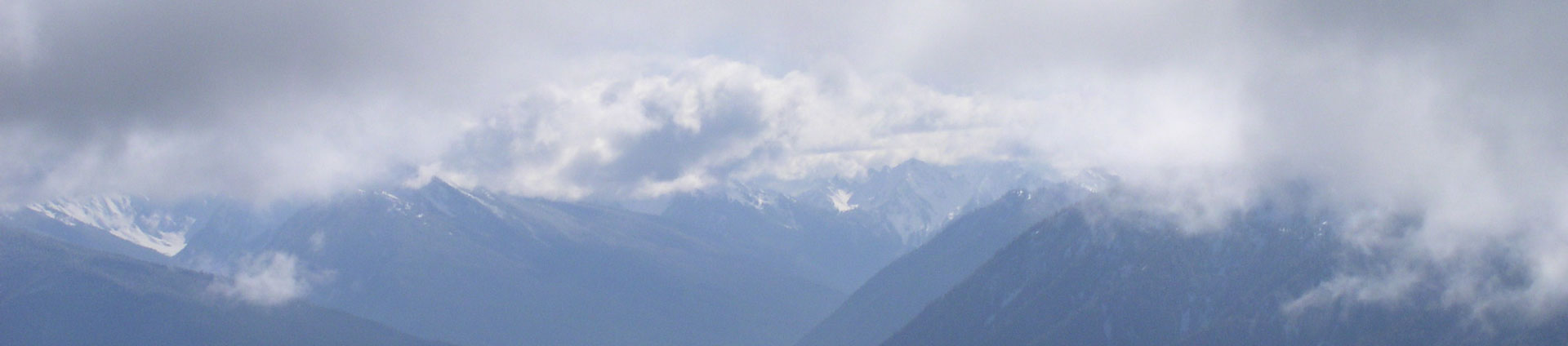 बादलों में ओलंपिक पहाड़ों की हेडर छवि