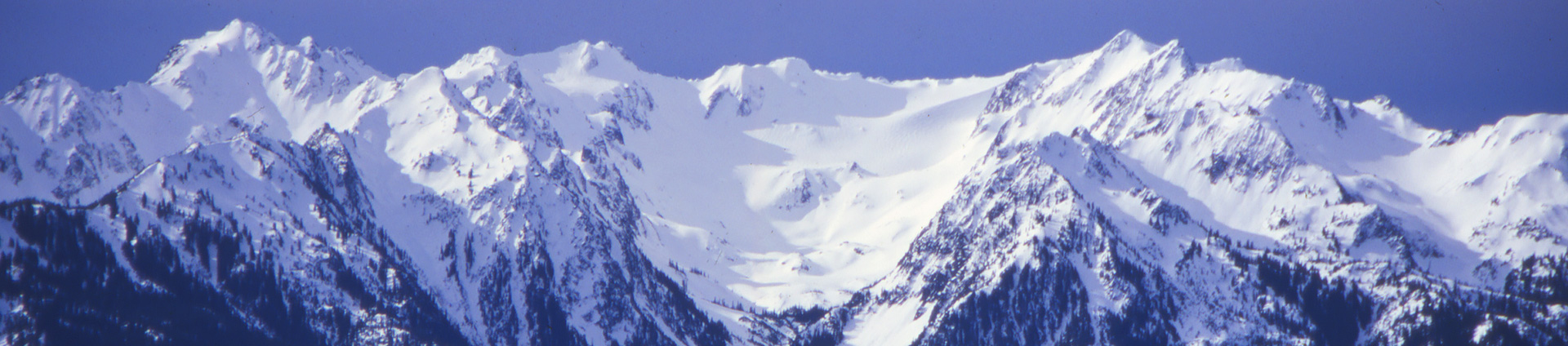 बर्फ में ओलंपिक पहाड़ों की हेडर छवि